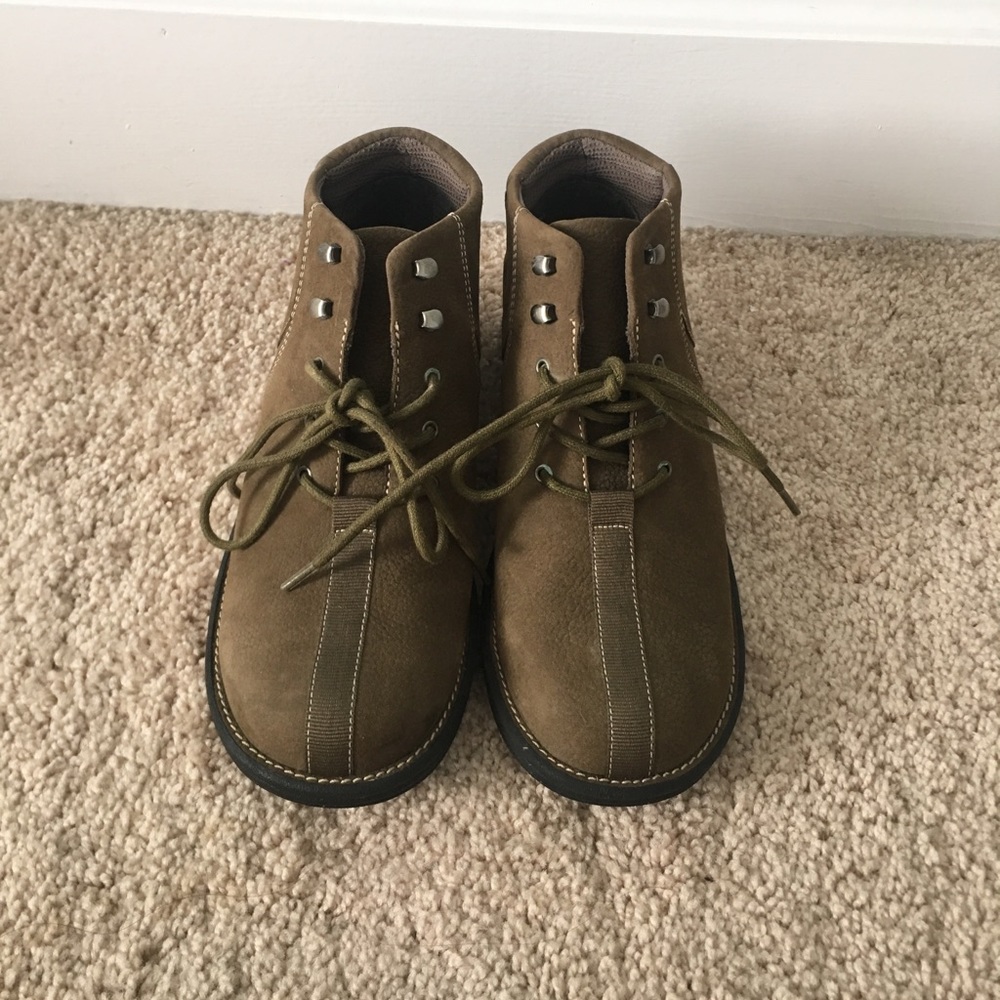 White Mt. Size 6.5 thrifted shoes. Super Cute!!